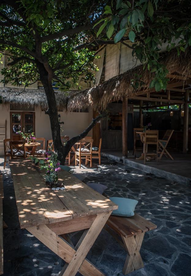 Flowers & Fire Yoga Garden Gili Air Bagian luar foto